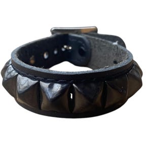 Lederarmband mit Pyramidennieten, Gunmetal, Goth, Punk, Rock, Skater, Biker, Emo, 80er.