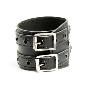 Wraparound bracelet in black leather with black stitching, punk, goth, rock, skater, metal.