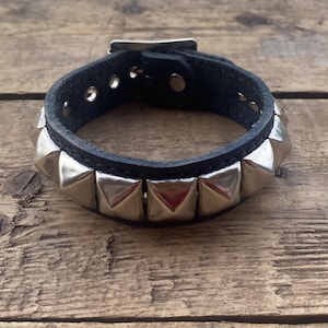 Lederarmband mit silbernen Pyramidennieten, Goth, Punk, Rock, Skater, Biker