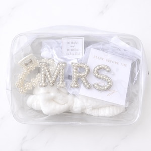 Può includere: Un set di tre tazze in ceramica con smalto screziato color crema. Ogni tazza presenta un design dipinto a mano diverso: una foglia blu e verde, un fiore giallo e una bacca rossa. Le tazze hanno una forma semplice e arrotondata.