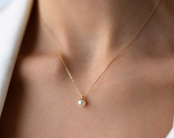 Color Blossom Necklace, Yellow Gold, White Mother-Of-Pearl And