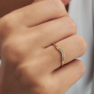 Anillo de diamantes curvos apilables de oro macizo de 14 k, delicado anillo de diamantes de boda curvo para mujer, anillo de boda apilable simple, anillo fino a juego