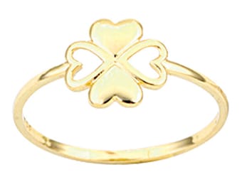 Puede incluir: Un anillo de oro con un trébol de cuatro hojas. El trébol está hecho de una sola pieza de metal con recortes en forma de corazones.