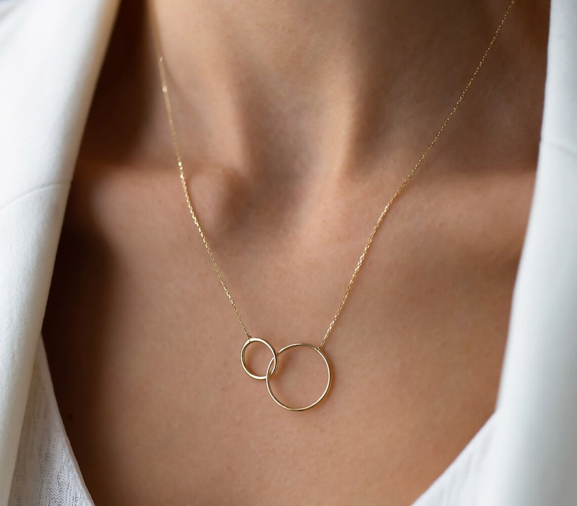 Twee ringen 14K Solid Gold ketting in elkaar grijpende ringen Etsy