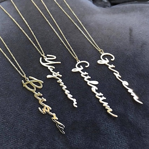 Collar vertical de oro macizo de 14 k con nombre escrito a mano
