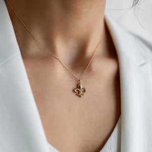 Colar Fleur De Lys em ouro maciço 14k Joias finas da FİEMMA Colar Fleur-De-Lys Colar Fleur-De-Lis