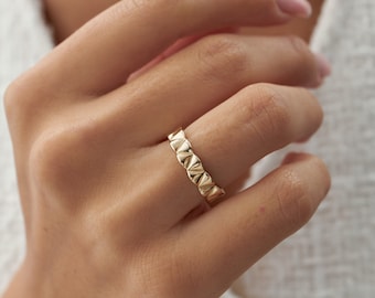 Anillo de oro macizo de 14 k con forma de cruasán cúbico, anillo de oro trenzado, joyería fina minimalista, regalo para ella, anillo llamativo, joyería de oro para uso diario.