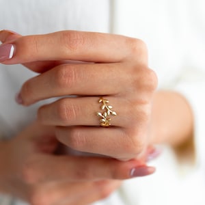 Anillo de oro macizo con forma de hoja y rama, de 14k.