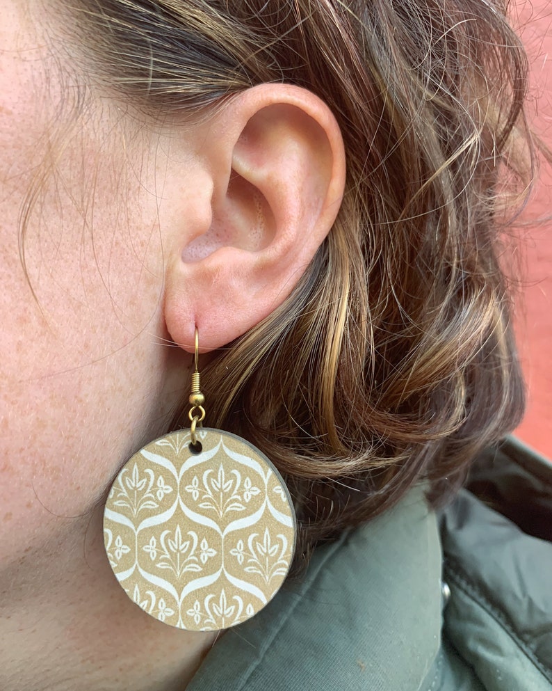 Lasercut bookcover earrings circles