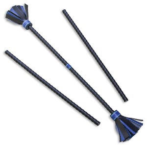 Peut inclure: Deux longues tiges noires texturées avec des extrémités à franges bleues et noires, accompagnées d'une tige noire texturée assortie séparée. Chaque tige présente un design en spirale sur toute sa longueur, avec une bande bleue à la base.