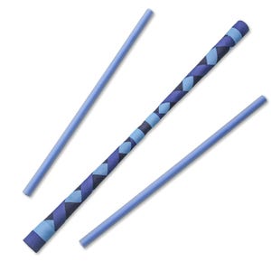 Puede incluir: Tres varas cilíndricas dispuestas en diagonal. Dos varas son de color azul claro sólido. La vara central presenta un patrón repetitivo de rombos azul oscuro y azul claro envueltos a lo largo del cilindro en un diseño en espiral.