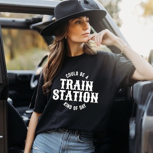 Podría ser una estación de tren tipo día SVG, Rancho SVG, Vida en el rancho, Vida en el campo, Cita, Png, Svg, Archivos digitales, Cricut, Sublimación, Cortar archivo