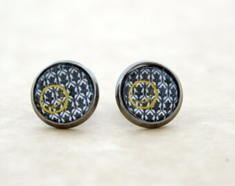 SHERLOCK "¡Aburrido! Smiley " Pendientes de 12 mm, Sherlock Holmes, joyas de ventilador, gran regalo