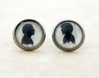 SHERLOCK "Sherlock & John Silhouette" Pendientes de 12 mm, Sherlock Holmes, Fan Jewelry, Gran regalo