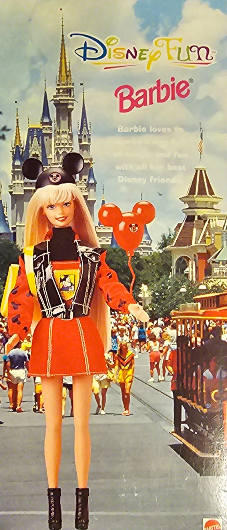 K&ouml;nnte beinhalten: Barbie-Puppe in einem rot-schwarzen Mickey-Mouse-Outfit mit schwarzer Lederjacke, rotem Rock und schwarzen Stiefeln. Sie h&auml;lt einen roten Ballon mit Mickey-Mouse-Ohren. Der Hintergrund zeigt ein Cartoon-Bild von Cinderellas Schloss und anderen Disney-Charakteren.