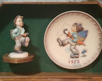 Vintage 1970s Goebel Hummel "Globe Trotter" Figurine & Matching Plate w/Display Shelf