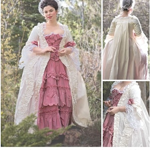 Puede incluir: Patrón Simplicity 8578 para un vestido del siglo XVIII. El diseño presenta un vestido rosa y crema con corpiño y falda con volantes, y un abrigo crema. La imagen incluye el logotipo "American Duchess" y el logotipo del 90 aniversario de Simplicity.