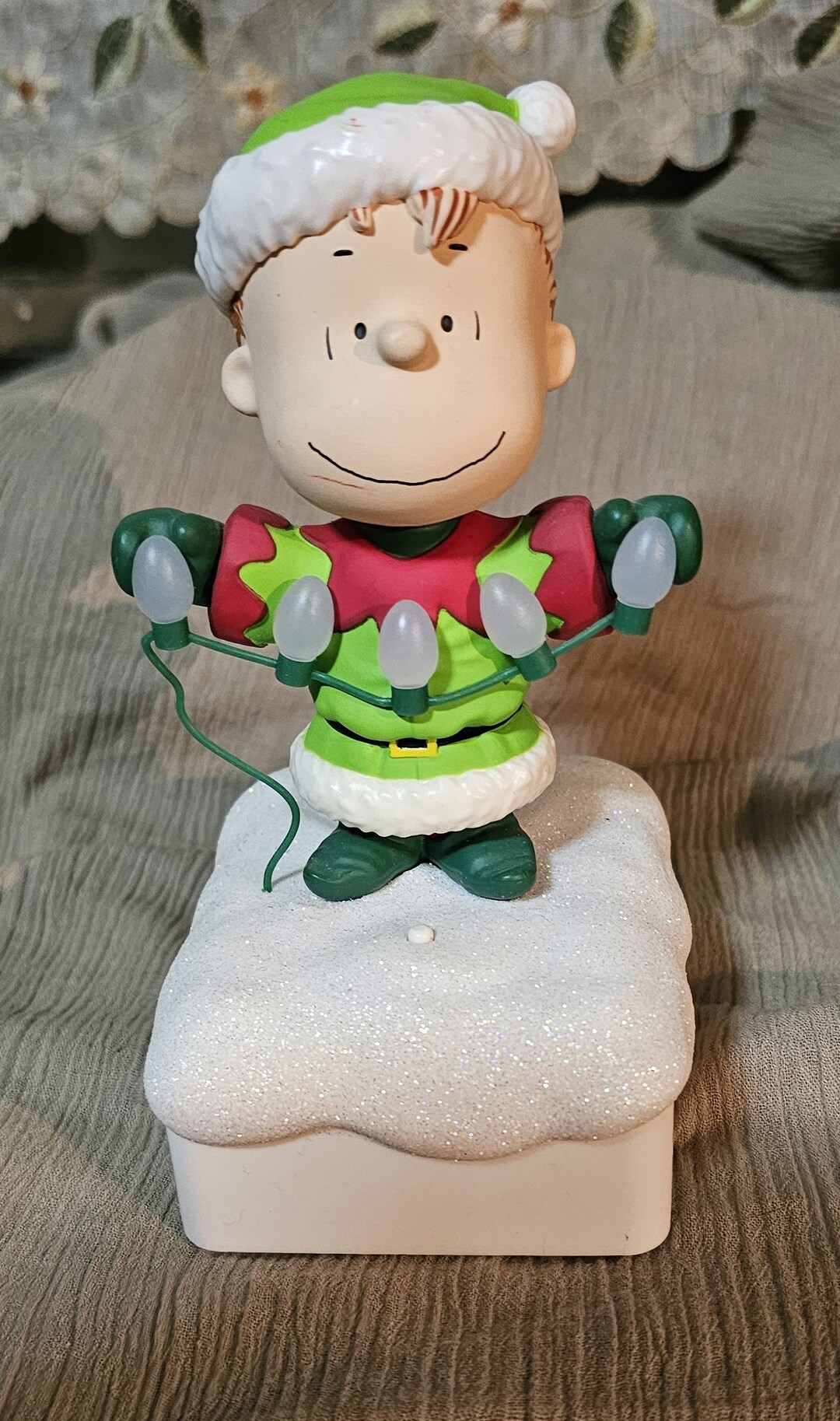 Hallmark Peanuts Christmas Light Show Linus Music and Lights Etsy