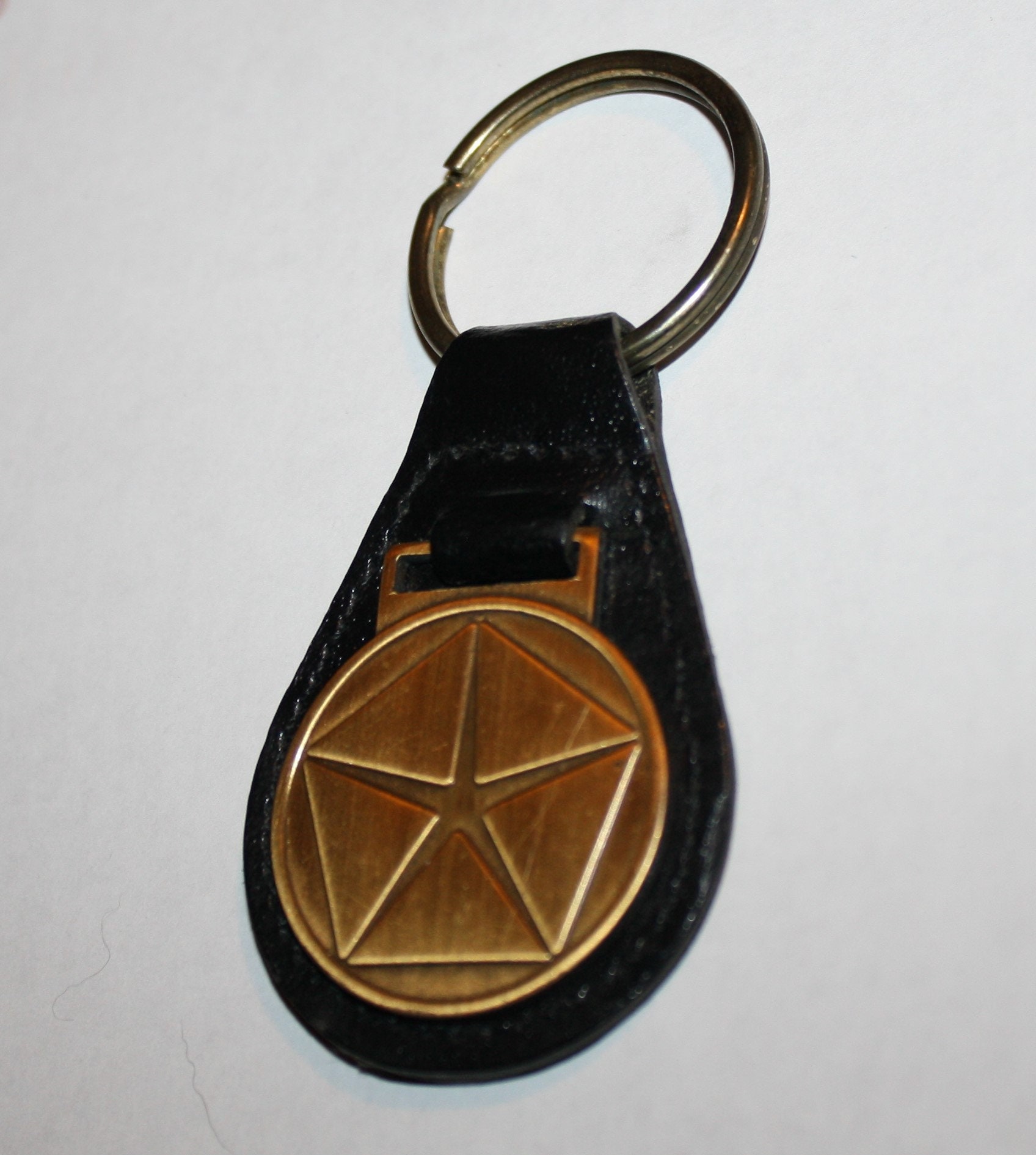 Vintage CHRYSLER Leather & Brass PENTASTAR Keychain FOB New Old Stock
