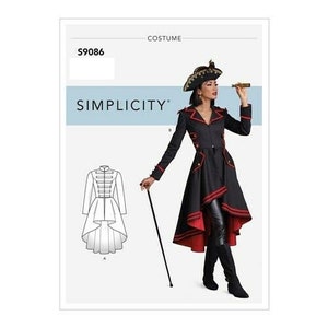 Op de afbeelding: Simplicity naaipatroon S9086 voor een kostuum. Het patroon bevat instructies voor een zwart en rood high-low jack met een staande kraag en gouden knopen. Het model draagt ​​het jack met een zwarte legging en zwarte laarzen.