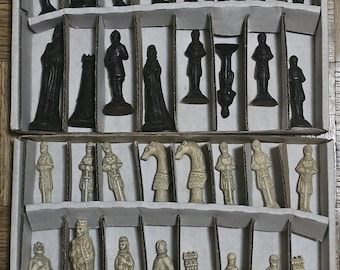 Vintage Gibsons Games – Ornamental Chessmen, G527 The Richard the Lionheart Set, King 4, Medieval Times, Stone & Resin, RARE