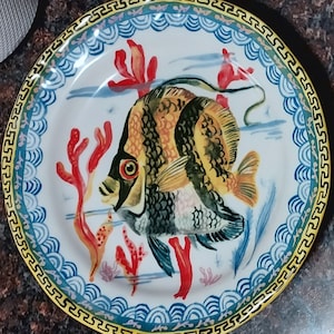 Antropología NATHALIE LETE Pez ángel y corales, plato pintado a mano de 10”, RARO