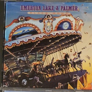 K&ouml;nnte beinhalten: CD-H&uuml;lle f&uuml;r das Album "Black Moon" von Emerson, Lake & Palmer. Das Cover zeigt ein Karussell mit Pferden, einen Halbmond und den Namen der Band in blauen und goldenen Buchstaben vor einem Himmelshintergrund.