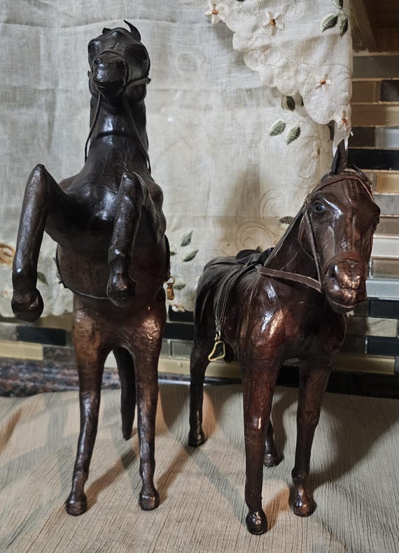 馬の置き物　革製　ビィンテージ　　レア 1950年代のヴィンテージレザー製馬の置物、2体セット - Etsy 日本