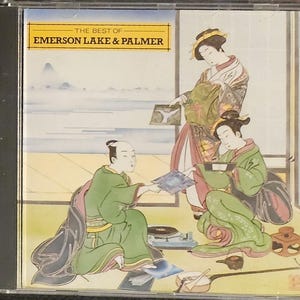 K&ouml;nnte beinhalten: CD-H&uuml;lle f&uuml;r "The Best of Emerson Lake & Palmer" mit japanisch anmutender Kunst. Das Cover zeigt drei Figuren in traditioneller Kleidung, mit einem Berg im Hintergrund. Die Figuren interagieren mit Schallplatten und einem Plattenspieler.
