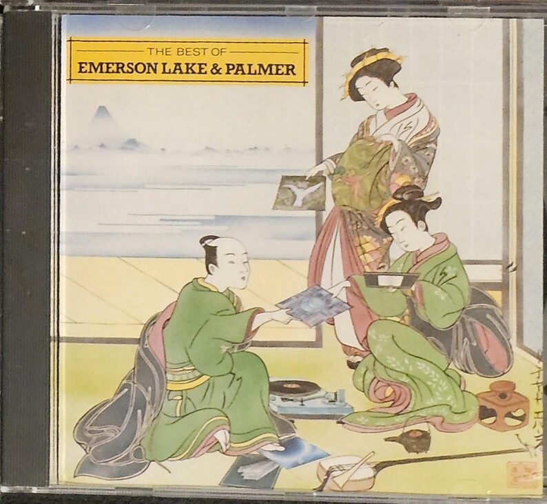 K&ouml;nnte beinhalten: CD-H&uuml;lle f&uuml;r "The Best of Emerson Lake & Palmer" mit japanisch anmutender Kunst. Das Cover zeigt drei Figuren in traditioneller Kleidung, mit einem Berg im Hintergrund. Die Figuren interagieren mit Schallplatten und einem Plattenspieler.