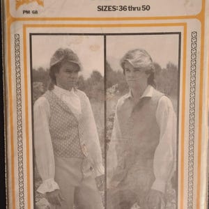 Op de afbeelding: Een naaipatroon-envelop met de titel WAISTCOAT and VEST PATTERN PM 68, SIZES: 36 thru 50. De hoes bevat twee zwart-witfoto's van een persoon die een overhemd met een gilet draagt, omlijst door een gele rand.