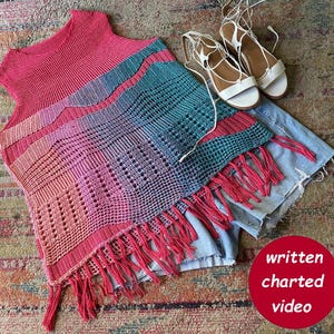 Könnte beinhalten: Ein farbenfrohes, handgehäkeltes Oberteil mit Fransen am Saum, kombiniert mit Jeansshorts und weißen Sandalen. Das Oberteil zeigt einen Farbverlauf aus Rosa-, Türkis- und Blautönen. Das Bild enthält auch einen roten Kreis mit den Worten "written charted video".