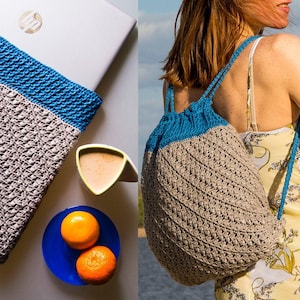 Könnte beinhalten: Eine Laptop-Hülle und ein Kordelzug-Rucksack, beide gehäkelt in einem strukturierten Muster mit blauen Akzenten. Die Laptop-Hülle ist beige und blau. Der Rucksack wird von einer Person getragen, die ein gelbes Kleid trägt. Die Wörter "DAY ONE" und "DAY TWO" sind sichtbar.