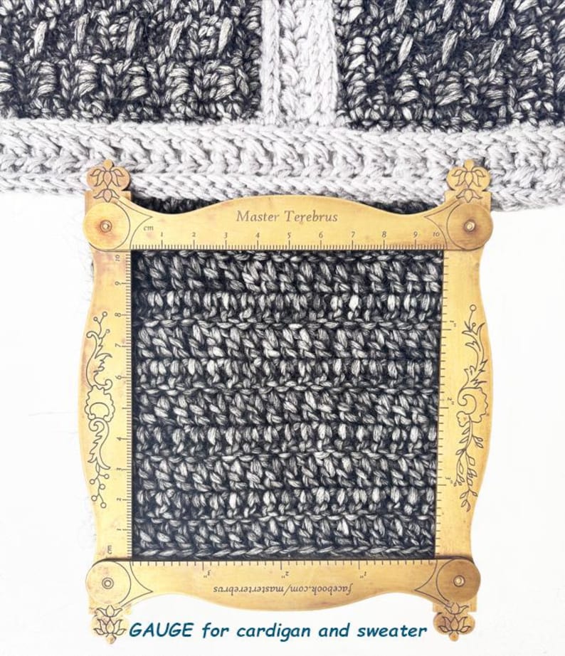 May include: A close-up of a knitted fabric sample in shades of gray and white, with a wooden gauge tool placed over it. The gauge tool has measurements in centimeters and the text "Master Terebrus" and "GAUGE for cardigan and sweater".