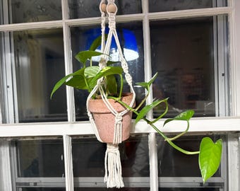 Macetero de macramé blanco de 31 pulgadas con cuentas de madera