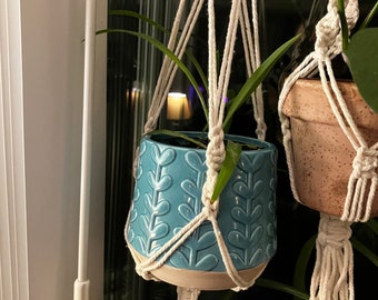 Macetero colgante de macramé blanco, atado a mano con cuentas de madera, 36”