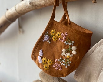 Baby bonnet ”Sunset” with floral embroidery.