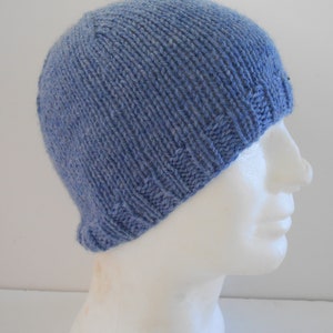 Può includere: Un berretto lavorato a maglia di colore blu chiaro. Il cappello è realizzato con un filato strutturato e presenta un bordo a coste. Il cappello è progettato per adattarsi perfettamente ed è adatto al clima freddo. Il diametro è di circa 20 cm.