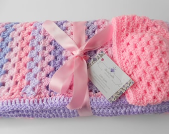 Kolorowy afgański kocyk dla niemowląt. Szydełkowany pasiasty kocyk dla niemowląt jako prezent na baby shower dla dziewczynek. Irlandzki zestaw upominkowy dla niemowląt gotowy do wysyłki afgański.