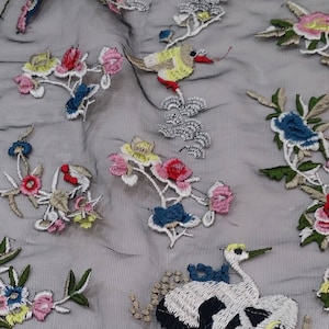 Vogelborduurstof, zwarte delicate stof met kleurrijk geborduurde vogels en bloemen, verkocht per meter, KKN10196