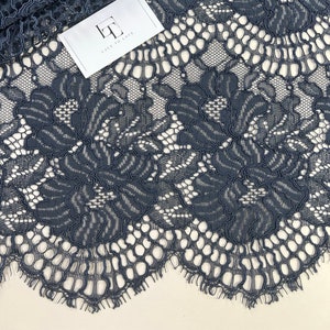 Tessuto in pizzo ciglia grigio scuro con tonalità blu, tessuto in pizzo per abiti da sposa Chantilly, materiale per matrimoni, pizzo per lingerie floreale smerlato, LL62623