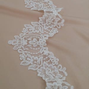 Corte de renda marfim no quintal, renda francesa, renda Alençon, renda de vestido de noiva, renda de casamento, renda branca, renda de véu, renda de liga EEV2100