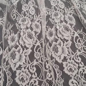 Tissu dentelle Chantilly française ivoire, dentelle de mariage délicate, dentelle de mariée pour cils, dentelle de robe de soirée festonnée vendue au mètre, WD6020