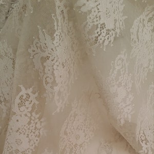 Tecido de renda de cílios bege, renda de vestido de noiva Chantilly francesa, renda de véu de vestido de noiva cor de pele, renda de lingerie floral recortada, LL50403