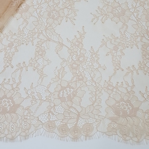 Beige kantstof, huidskleur Frans chantilly-kantmateriaal, kanten bruidssluierdoek, geschulpte bloemenwimperkant, LK4001