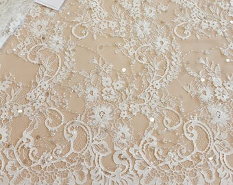 Perlenbesetzter Chantilly-Spitzenstoff, elfenbeinfarbener Brautspitzenstoff mit französischer Wimpernspitze, Perlen-Pailletten-Spitzenmaterial, 148 cm breit, EVS240SUA1