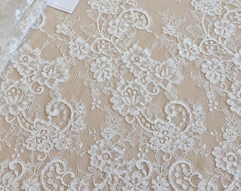 Elfenbeinfarbener Spitzenstoff mit Kordel, französische Chantilly-Brautspitze, weiße Muschelspitze, florale Wimpernschleierspitze, Meterware, EVS241C