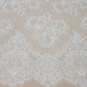 Gebroken witte kantstof Franse kant, Chantilly-kant, bruidskant, bruiloftkant witte kant sluierkant geschulpte bloemenkant Lingeriekant LK3004