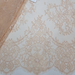 Tessuto in pizzo beige, materiale in pizzo francese Chantilly color pelle, tessuto in pizzo per abito da sposa smerlato color avorio scuro, LK3002