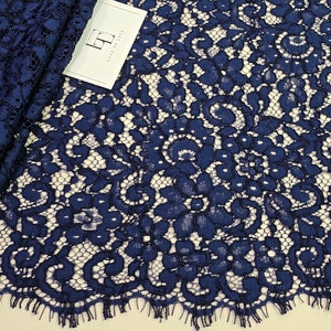 Tessuto in pizzo blu venduto tagliato su misura, tessuto in pizzo per sari alencon con ciglia floreali blu scuro, LL53362